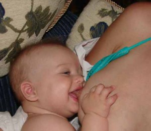 кормить младенца грудью